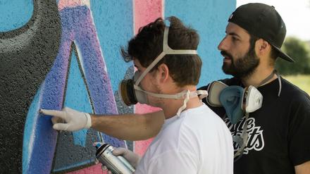 Der Graffiti-Lehrer Carlos Lorente (r.) gibt in Bayern Graffiti Workshops für junge Menschen.