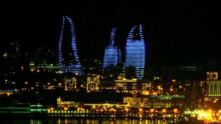 Baku, die aserbaidschanische Hauptstadt, bei Nacht. Hier will das Goethe-Institut eins von zwei neuen Zentren eröffnen.