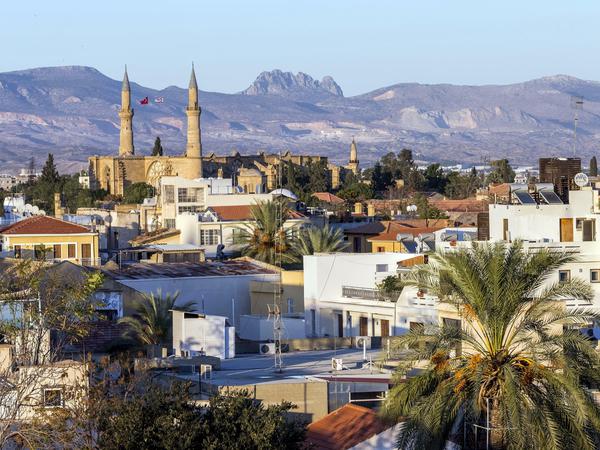 Eine Stadt mit zwei Nationalitäten. Die Stadt Nicosia im Jahr 1963, der Süden ist zyprisch, der Norden türkisch.