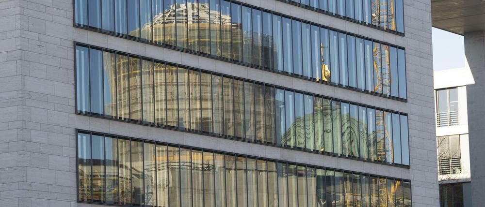 Der Turm des wiedererrichteten Berliner Stadtschlosses und des Doms spiegeln sich in der Glasfassade des Auswärtigen Amtes.