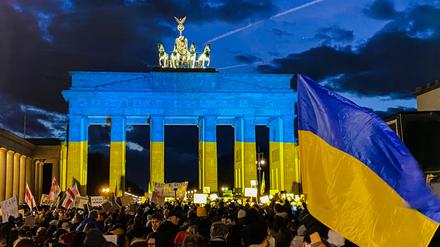 Demonstration am 24.02.22 vor dem angestrahlten Brandenburger Tor in Berlin anlässlich der Kriegserklärung von Putin, dass Russland die Ukraine angreift. 