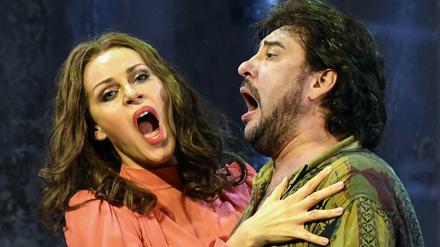 Die Sänger Kristine Opolais und Marcelo Alvarez als Tosca und Cavaradossi auf der Bühne. Sie spielten das Stück Anfang April in Baden-Baden.