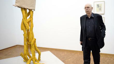 Claes Oldenburg steht in einer Ausstellung im Kölner Museum Ludwig.  
