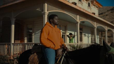 Der 33-jährige Oscar-Preisträger Daniel Kaluuya spielt OJ, den Sohn eines legendären Pferdetrainers. 