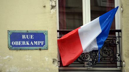 Ein Anwohner der Rue Oberkampf in Paris hat die Nationalflagge angebracht.