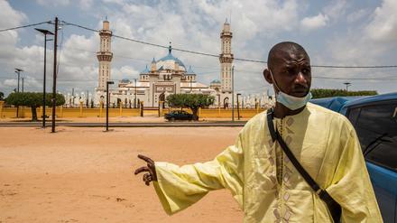 Bereit für Gesang, Musik und Wallfahrt: ein Anhänger der Sufi-Bruderschaft der Muriden vor der großen Moschee in Tuba im Senegal. 
