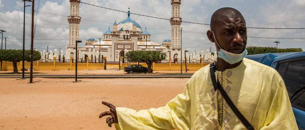 Bereit für Gesang, Musik und Wallfahrt: ein Anhänger der Sufi-Bruderschaft der Muriden vor der großen Moschee in Tuba im Senegal. 