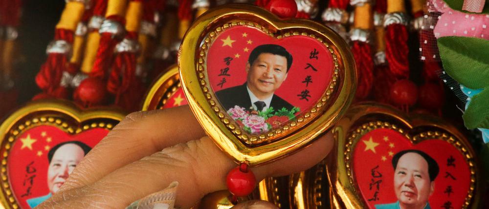 Liebet eure Führer. Souvenirstand am Pekinger Tiananmen-Platz. Xi Jinping rangiert hier gleichauf mit Mao Zedong. 