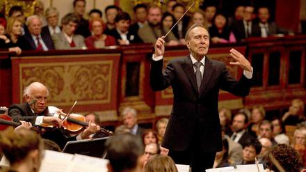 Claudio Abbado dirigiert das Orchestra Mozart.