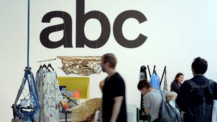 Besucher auf der Kunstmesse ABC.