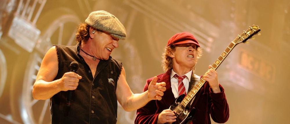 Brian Johnson (links) und Angus Young von AC/DC 2008 bei einem Konzert in Pennsylvania.