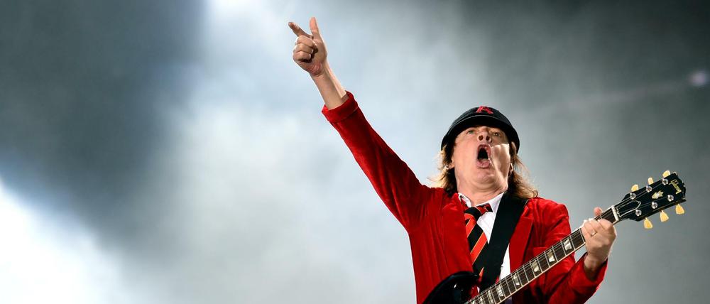 Der Gitarrist Angus Young der australischen Rockband AC/DC steht am 25.06.2015 in Berlin im Olympiastadion auf der Bühne. 