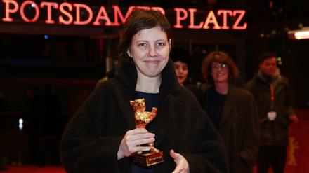 Adina Pintilie, die Gewinnern des Goldenen Bären für den Besten Film "Touch me not" nach der Preisverleihung auf dem roten Teppich.