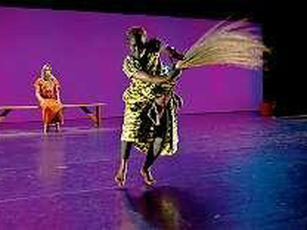 Die Compagnie Jant-Bi arbeitet in der Nähe von Dakar, direkt am Meer. Im Stück "Afro-Dites" treten neun Tänzerinnen auf, die ihre eigenen Erfahrungen verarbeiten, auch die von Gewalt und Unterdrückung. Es ist das erste Mal, dass eine afrikanische Tanztruppe zum Festival in die Autostadt Wolfsburg kommt. 