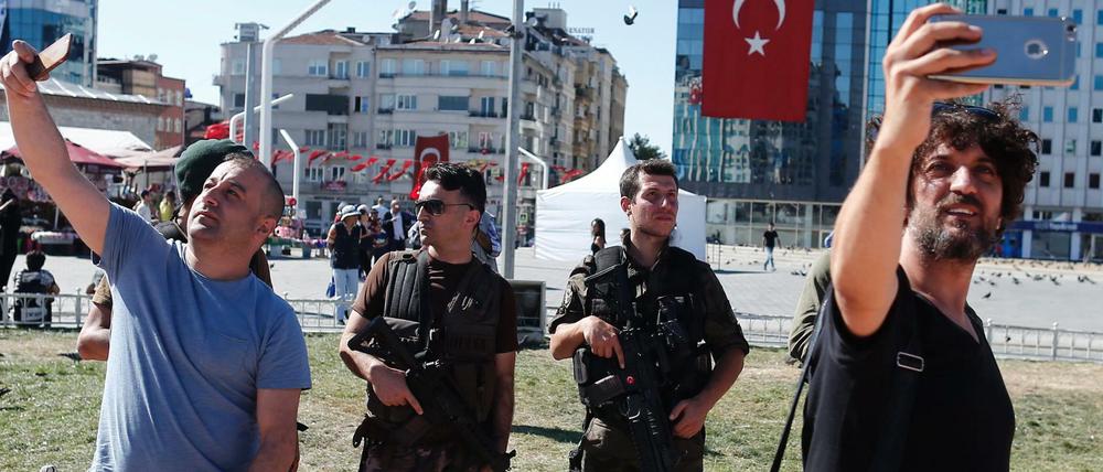 Ausnahmezustand als Normalität: Tükisches Militär und Selfie-Fotografen am Taksim-Platz in Istanbul, am Donnerstag den 21. Juli. 