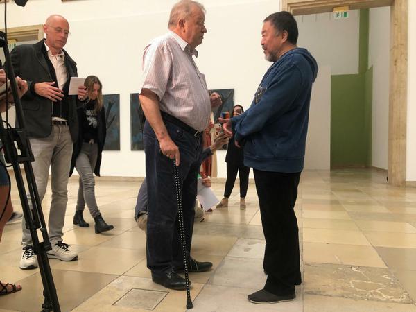 Ai Weiwei spricht im Haus der Kunst mit Bernhard Spies, Geschäftsführer des Museums, über die Auslagerung Beschäftigter.