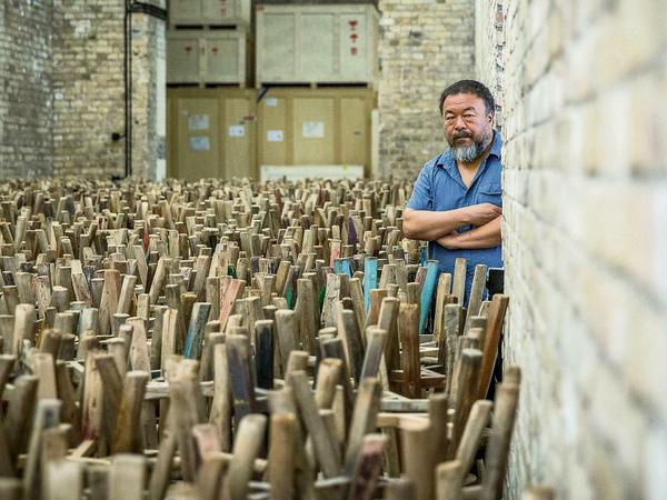 Versteckspiel. Der chinesische Künstler Ai Weiwei in seinem Atelier im Prenzlauer Berg in Berlin.