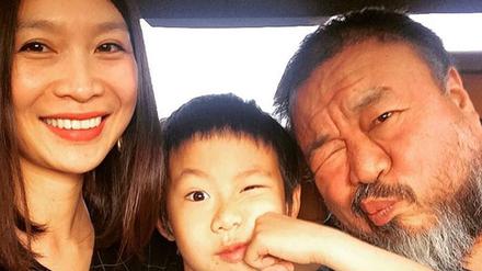 Ein Selfie des chinesischen Künstler Ai Weiwei, aufgenommen mit seiner Partnerin Wang Fen und seinem Sohn Ai Lao. 