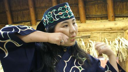 Aus Japans Norden. Fukiko Goukon vom Ensemble Ainu spielt auf einer Bambusmaultrommel.