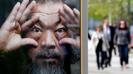 Plakat mit dem Gesicht des chinesischen Künstlers Ai Weiwei in Berlin.