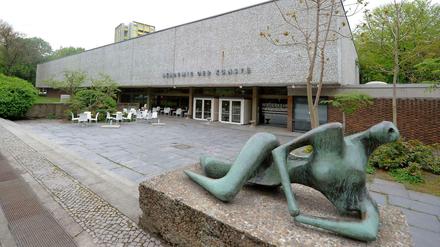Die Statue von Henry Moore vor der Akademie der Künste
