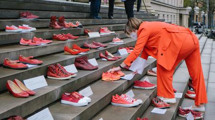 Jedes Schuhpaar steht für eine Frau, die durch Gewalt gestorben ist: die SPD-Politikerin Thela Wernstedt während der Aktion "Rote Schuhe" gegen den Austritt der Türkei aus der Istanbul Konvention vor dem Niedersächsischen Landtag. Die Aktionsform geht auf die mexikanische Künstlerin Elina Chauvet zurück.