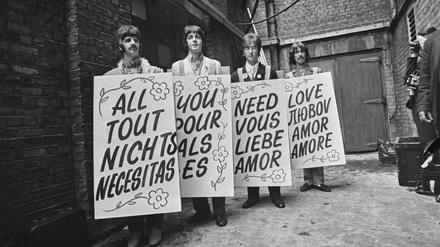 Ein Motto, das man kaum übersetzen muss, aber nicht oft genug in vielen Sprachen beschwören kann. Die Beatles 1967 im Hinterhof der Londoner Abbey Road Studios. 