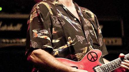 Der englische Gitarrist Alvin Lee bei einem Auftritt in der Schweiz im Juni 2004. Gestern starb er an den Folgen einer Routineoperation.