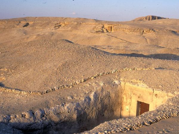 In den Hüglen hinter Amarna erlaubte Echnaton seinen hohen Beamten aus seiner engeren Umgebung, sich Gräber zu graben, die mit geschmückten Kapellen versehen waren. Solche Erdgräber findet man im Norden und - wie hier - im Süden. der Besitzer ist nicht überliefert. 