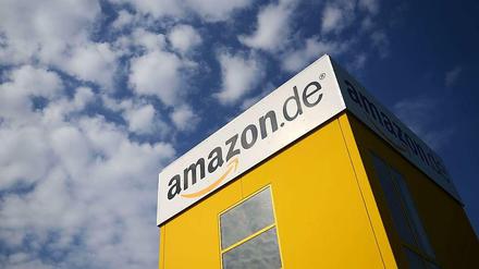 Blick auf den Eingangsbereich des Online-Versandhändlers Amazon im hessischen Bad Hersfeld.