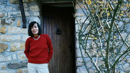 Die amerikanische Schriftstellerin Patricia Highsmith (1921 - 1994) Anfang der siebziger Jahre vor ihrem Haus im französischen Montmachoux