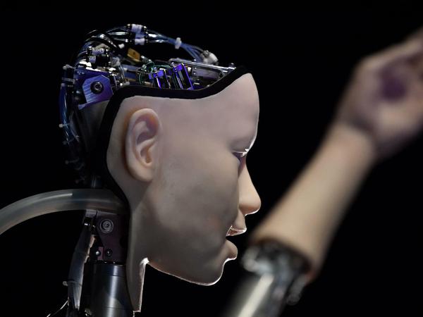Wann wird es ihn oder sie geben, einen Roboter mit Bewusstsein? Exponat aus der Ausstellung "AI: More than Human", die im Mai im Londoner Barbican Centre eröffnet wurde. 