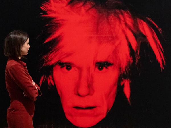 Eine Besucherin betrachtetg "Self Portrait" (1986) in der Andy Warhol-Ausstellung der Tate Modern.