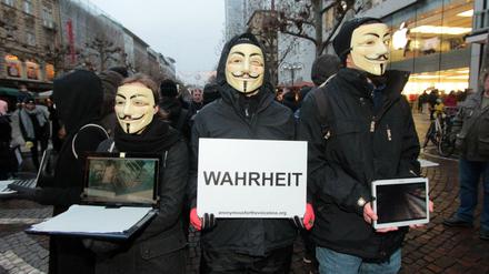 Die halbe oder die ganze Wahrheit? Anonyme Aktivisten mit Guy-Fawkes-Masken in der Frankfurter Innenstadt.