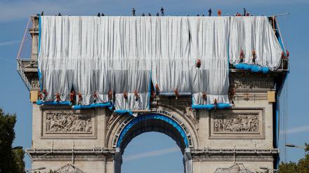Verhüllung durch Christos Team: Arc de Triomphe in Paris