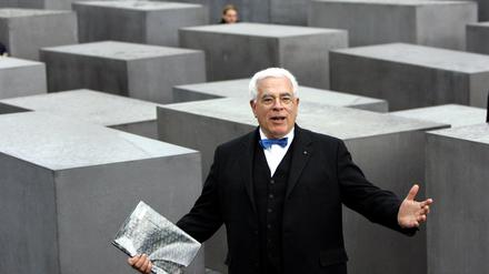Bei der Eröffnung 2005. Der US-amerikanische Architekt Peter Eisenman steht im Stelenfeld des Holocaust-Mahnmals.