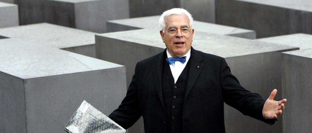 Bei der Eröffnung 2005. Der US-amerikanische Architekt Peter Eisenman steht im Stelenfeld des Holocaust-Mahnmals.