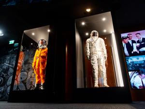 Raumanzug von einem Astronauten und einem Kosmonauten im Cold War Museum in Berlin.