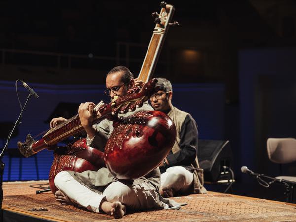 Mohi Bahauddin Dagar ist einer der weltweit wenigen Musiker, die das Spiel auf der uralten Rudra Vina beherrschen.