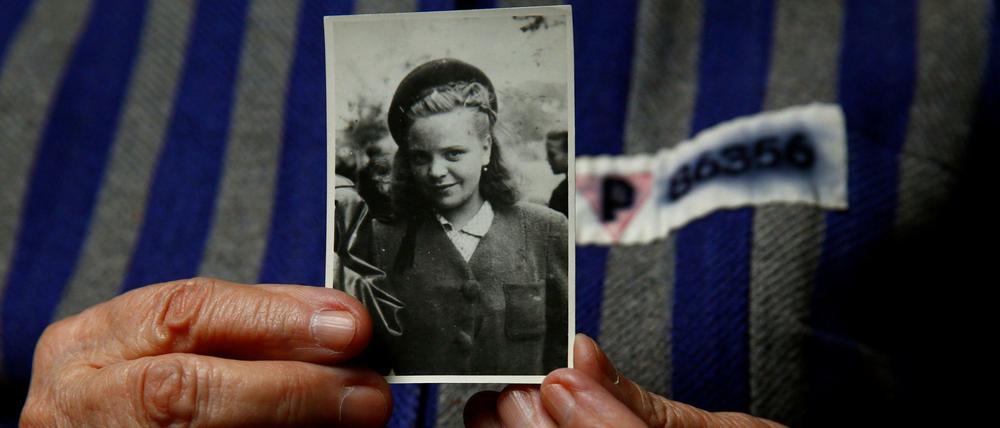 Die Auschwitz-Überlebende Jadwiga Bogucka präsentiert ein Foto von sich aus dem Jahr 1944.