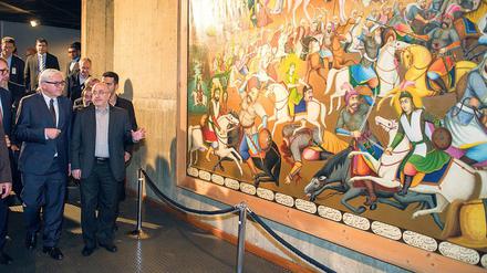 Es sollte die kulturelle Krönung des Atomabkommens sein: Bundesaußenminister Frank-Walter Steinmeier im Oktober 2015 im Tehran Museum of Contemporary Art, mit dem tellvertretenden Kulturminister des Iran, Ali Moradkhani. Damals begannen die Verhandlungen zur Berliner Ausstellung. 