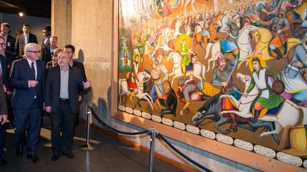 Bundesaußenminister Frank-Walter Steinmeier im Oktober 2015 im Teheran Museum of Contemporary Art, an seiner Seite der stellvertretende Kulturminister des Iran, Ali Moradkhani. 