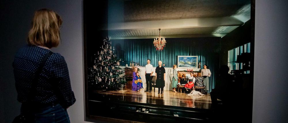 Nur auf den ersten Blick ein normales Familienporträt: eines der Hauptwerke in Andreas Mühes Ausstellung „Mischpoche“.