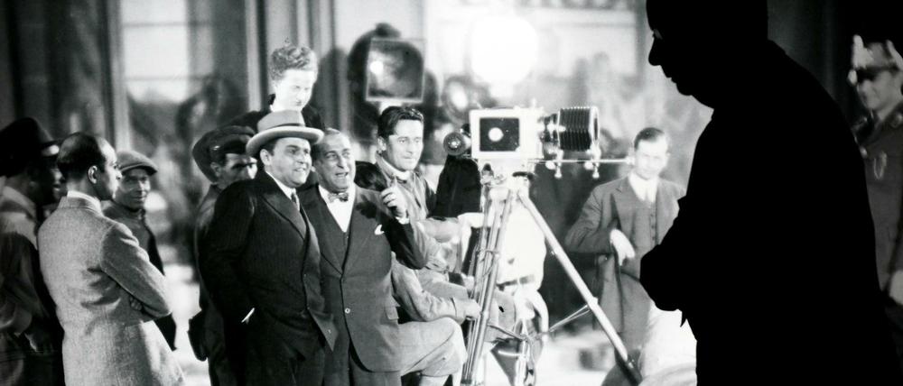 Deutsche Filmgeschichte. Ein Besucher geht 2017 in Berlin im Museum für Film und Fernsehen an einem Großfoto vorbei, das Dreharbeiten aus dem Jahr 1929 aus dem Film "Asphalt" zeigt. 