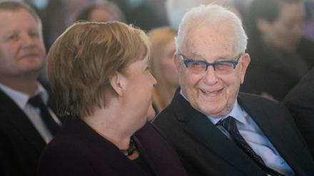 Angela Merkel im Gespräch mi dem Holocaust-Überlebenden Naftali Fürst bei der Ausstellungseröffnung. 