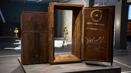 Die alte Tür des Technoclubs "Tresor" in der "Berlin Global"-Ausstellung im Humboldt Forum.