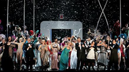 Glitter and be gay. Bei Barrie Kosky an der Komischen Oper wird die Sinnlichkeit gefeiert, wie hier in „Ball im Savoy“.