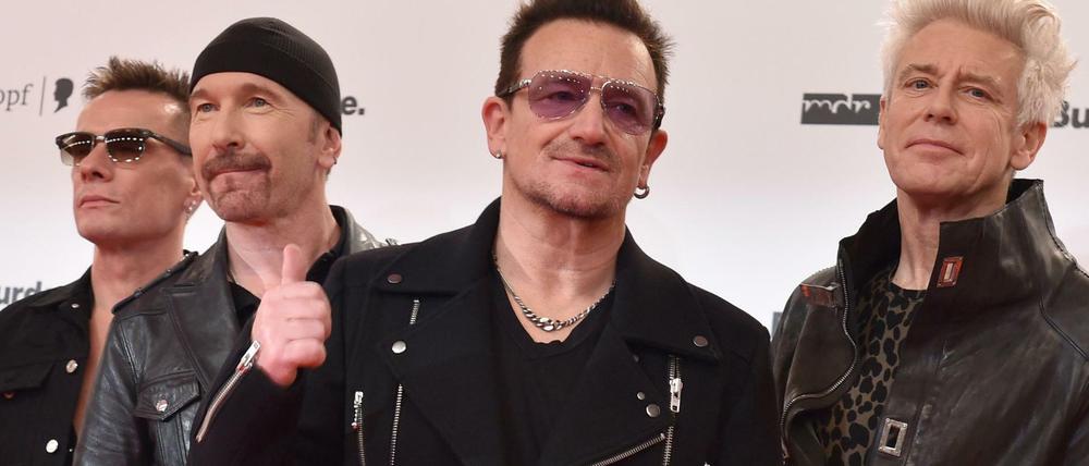 U2 um Leadsänger Bono (M.), 2014 bei der Verleihung des Medienpreises Bambi in Berlin.