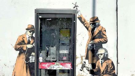 Immer gut verkabeln. Drei Geheimagenten auf einem im April 2014 im britischen Cheltenham entdeckten Wandgemälde, das vermutlich von dem Streetart-Künstler Banksy stammt.