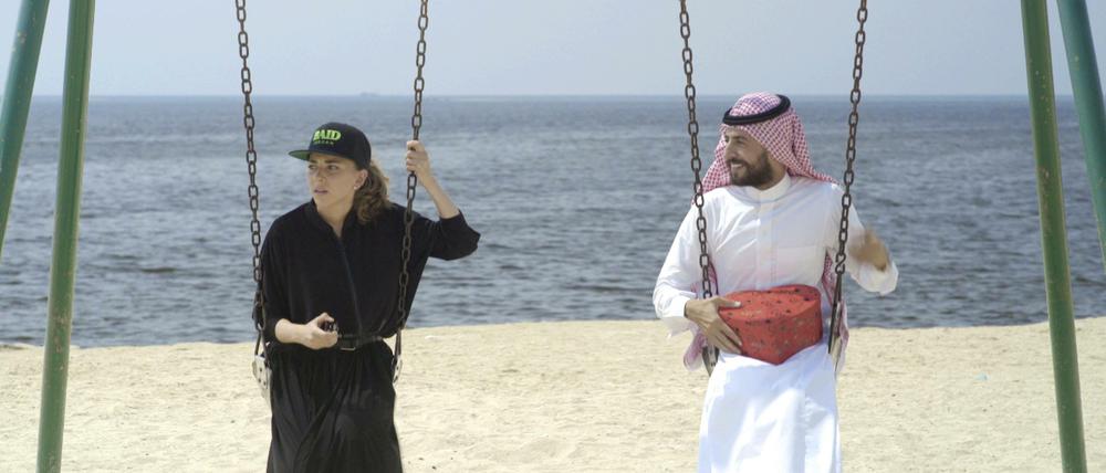 Ungleiches Paar. Die Youtuberin Bibi (links, Fatima Al Banawi) und der städtische Ordnungsbeamte Barakah (rechts, Hisham Fageeh).